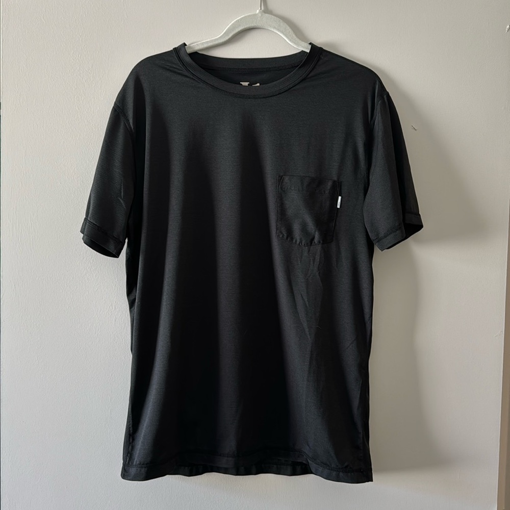 Vuori workout t shirt